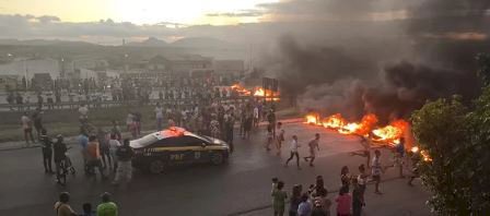 População bloqueia BR-116 Norte em Santa Bárbara em protesto por melhorias